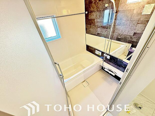 心地よいバスタイムを演出する浴室はゆとりあるサイズを採用。