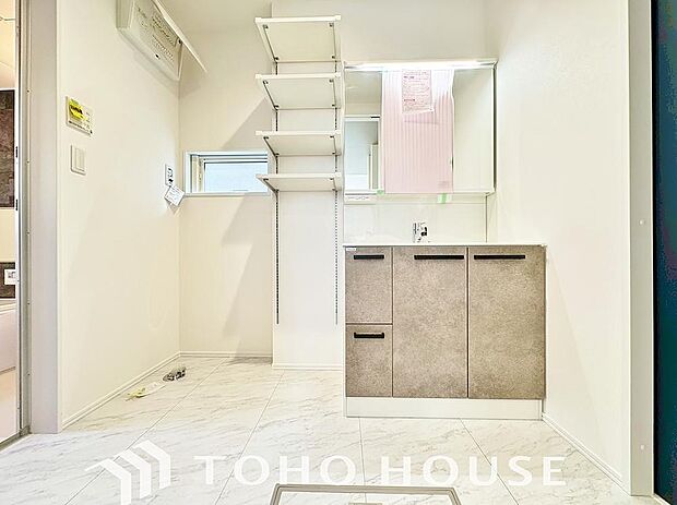 お家の中でも特にプライベートスペースとなる洗面所は、洗濯場所と浴室を同じ空間でまとめております。