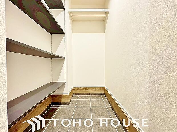 人を迎え入れる最初の場所だからこそ、清潔感が大事。ゆとりあるシューズインクロークも設置しました。