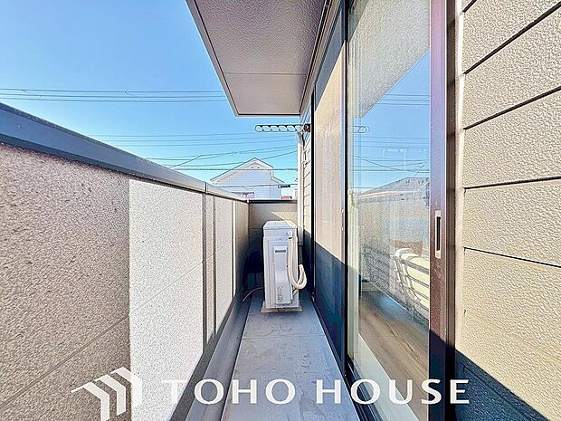 頬をなでる優しい風を感じることが出来るバルコニー。つい深呼吸をしたくなる気持ちの良い眺望です。