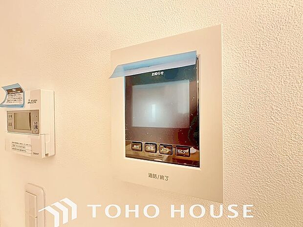 誰が来てもわかる様にモニター付きインターホンを設置。家事導線を考慮した個所に設置し、防犯性と利便性に優れ快適と安らぎを合わせた優しい設計。