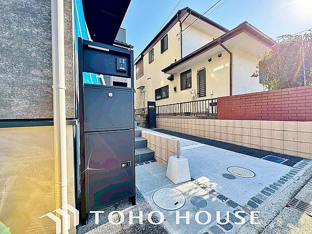 夫婦共働きで家にいる時間が短い、ネット注文の多い方には何かと便利な宅配ボックスを設置しております。