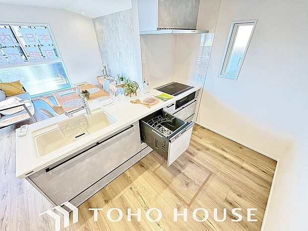 「ビルトインタイプ食器洗乾燥機」通常の手洗いでは使用出来ないほど高温のお湯や高圧水流を使うことにより汚れを効果的に落とすことができる。