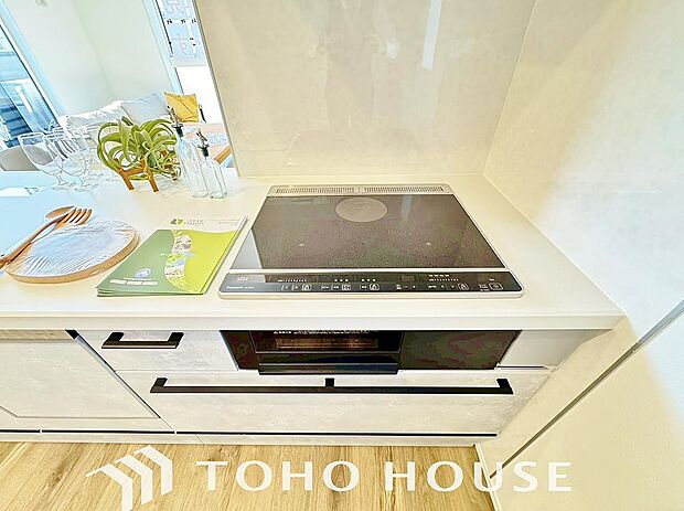 火を使わないので、吹きこぼれによる立ち消えの心配もなく、上昇気流も少ないので油の飛び散りが抑える事が出来ます。