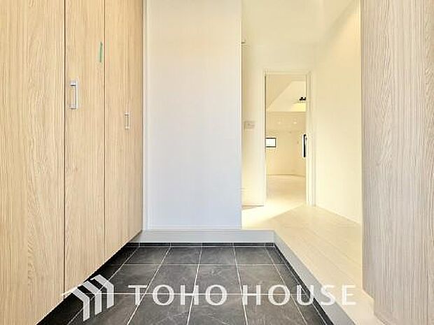 人を迎え入れる最初の場所だからこそ、清潔感がある空間にして頂ける様シューズボックスを設置しました。