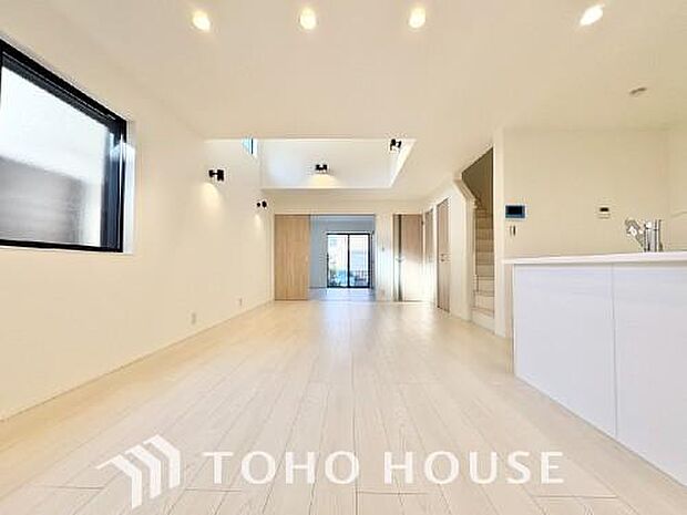 リビングも広く設け、訪れる人々を暖かく迎えてくれます。