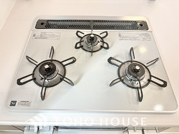 3口コンロは一度に複数のお料理を作ることができるメリットがあります。毎日のキッチンタイムを効率よく。