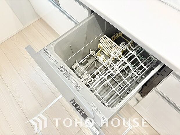 ビルトイン食器洗浄乾燥機付きのシステムキッチン。毎日の家事負担を軽減する嬉しい設備です。