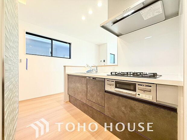 美しく使いやすいキッチン空間。優しい温もりを醸し出すキッチンは料理の為の配慮を随所に注ぎました。