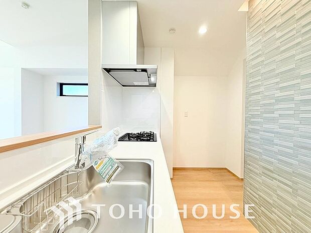 大型の冷蔵庫やレンジボードもしっかり置ける広々としたキッチンスペース。