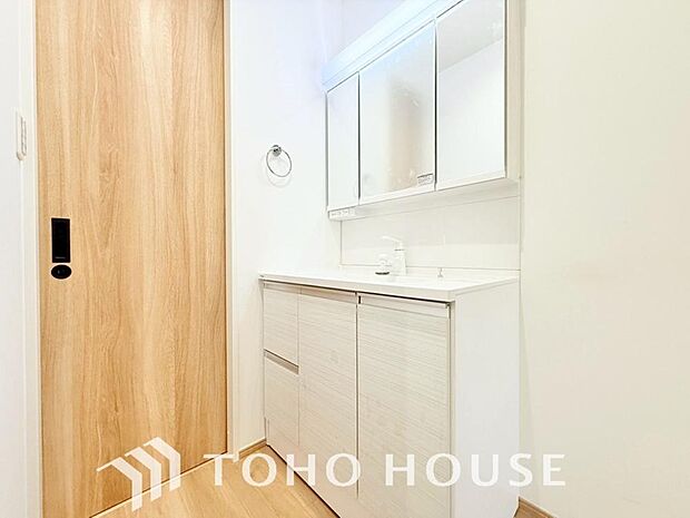 平日の朝であっても、落ち着きとくつろぎを感じられる空間。気持ちよく身だしなみを整えられます。