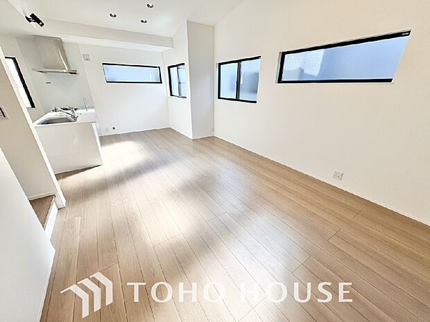 光が注がれる青い空から鮮やかに赤色にゆっくりと染まる。そんな優しい時間がここでは流れてゆく。