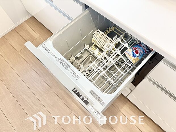 ビルトイン食器洗浄乾燥機付きのシステムキッチン。毎日の家事負担を軽減する嬉しい設備です。