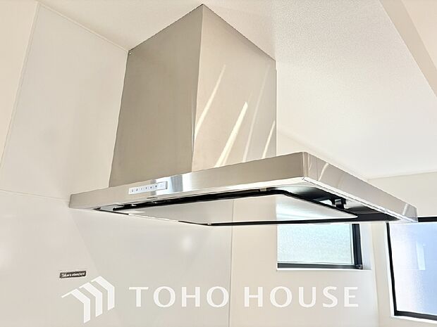 昨今主流のスリムタイプのレンジフード。スタイリッシュな見た目からインテリアとしても人気がある型です。