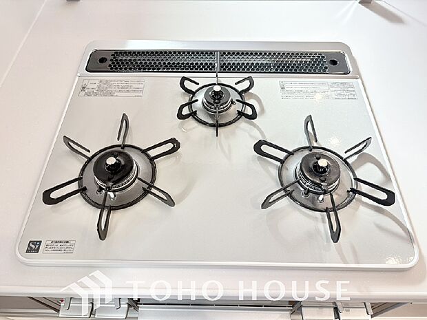 3口コンロは一度に複数のお料理を作ることができるメリットがあります。毎日のキッチンタイムを効率よく。