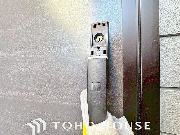 断熱仕様の玄関ドアを設け、夏は涼しく、冬は暖かい室内空間を演出しております。