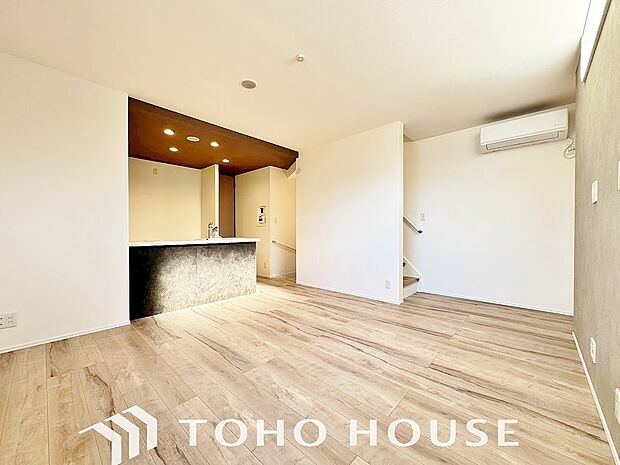 LDKでは家族が集まり、明るく穏やかな空気のなかで飲んだり、食べたり、笑ったり。