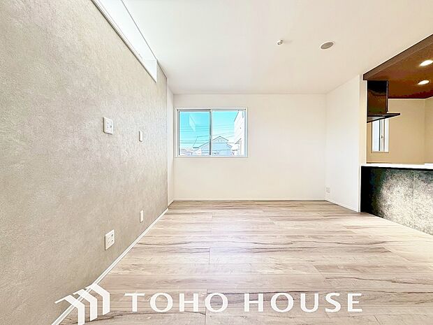 忙しい朝でも、しっかり家族が揃って食事をして頂けるゆとりある大きさのダイニングスペース。