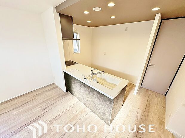 広々としたキッチンスペースで作業ができると、お料理の腕も日に日に上がりそうな気がしてきます。