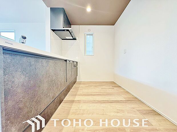 大型の冷蔵庫やレンジボードもしっかり置ける広々としたキッチンスペース。