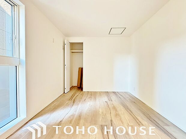 居室にはクローゼットを完備し、自由度の高い家具の配置が叶うシンプルな空間です。