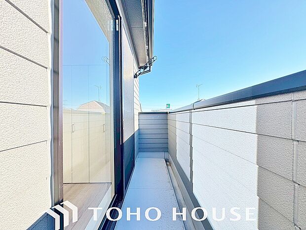 ワイドバルコニーを設け、大家族にも対応できる物干しスペースを確保しております。