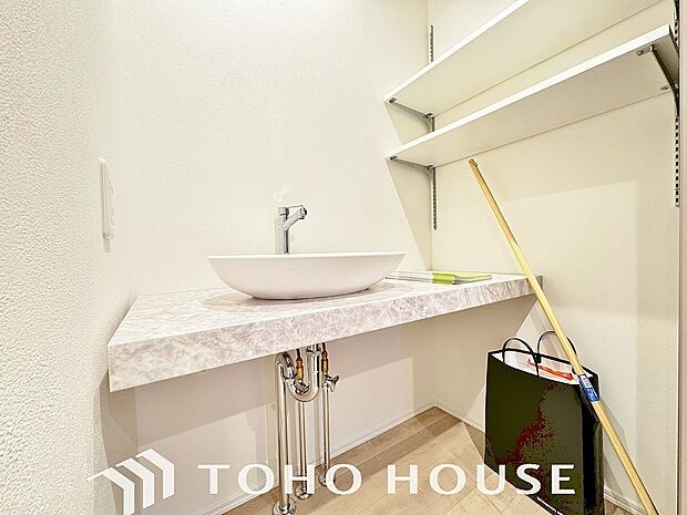 玄関ホールに設けられた洗面所。出発前の身支度。帰宅時の手洗い・うがいに便利ですね。