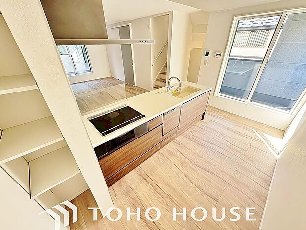 充実した収納スペースを搭載したシステムキッチンは、日々の家事がはかどります。