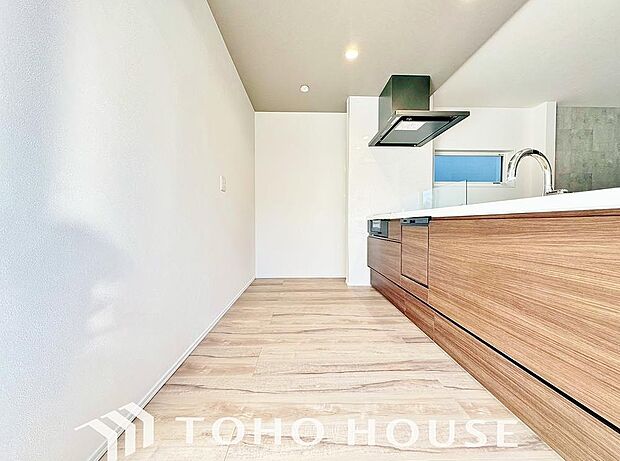 美しく使いやすいキッチン空間。優しい温もりを醸し出すキッチンは料理の為の配慮を随所に注ぎました。