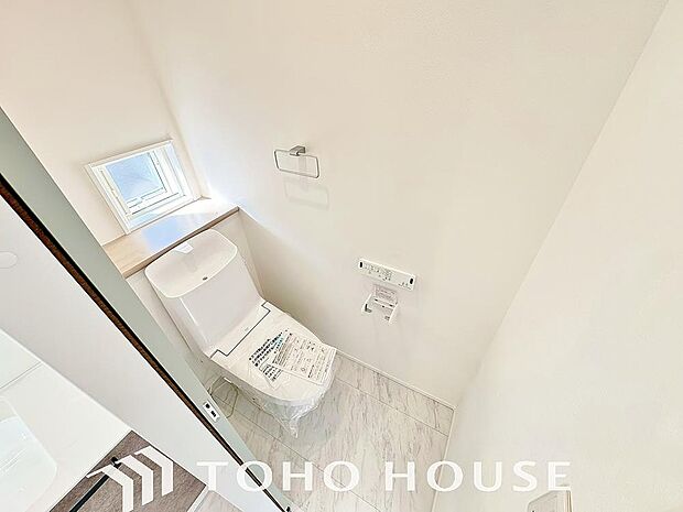 白で統一された清潔感のあるトイレ。もちろん温水洗浄機能付きです。