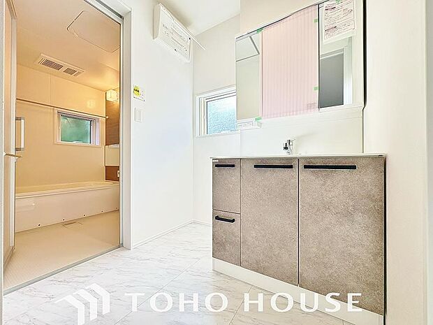 平日の朝であっても、落ち着きとくつろぎを感じられる空間。気持ちよく身だしなみを整えられます。