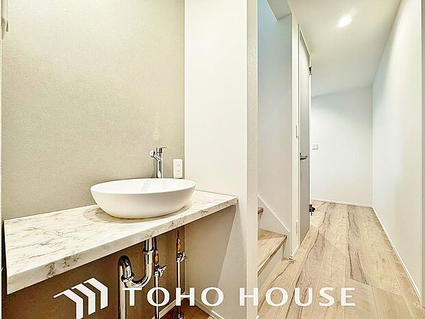 玄関横に洗面スペースを設置。帰宅してすぐに手洗いうがい。ご家族みんなの健康習慣ですね。