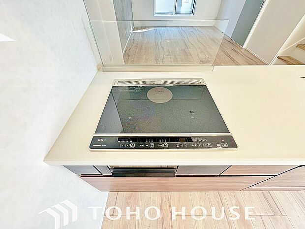 火を使わないので、立ち消えなどの心配もなく安心。またフラットなトッププレートはお手入れ簡単です。