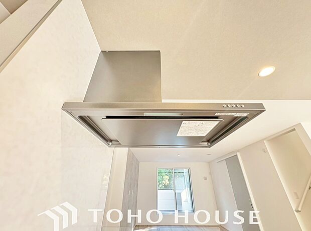 見た目すっきりのスリムタイプのレンジフード。掃除のし易さも◎です。