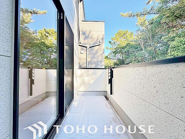 通風・採光に優れ、心地よい光と風があふれています。優しい陽射しが差し込むバルコニーとなっております。