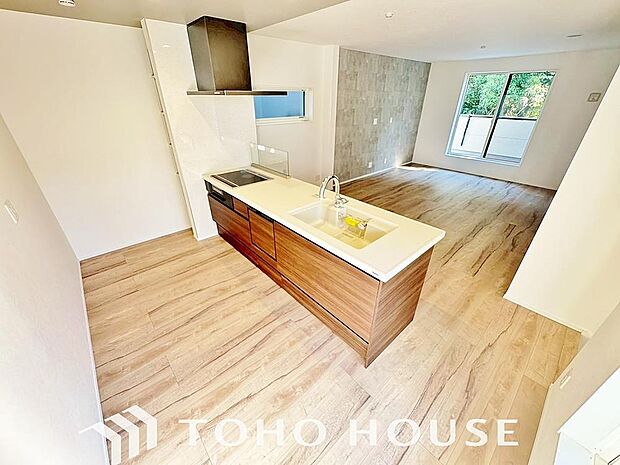 光と風があふれる開放的なリビングダイニングには自然と家族みんなが集まってきます。