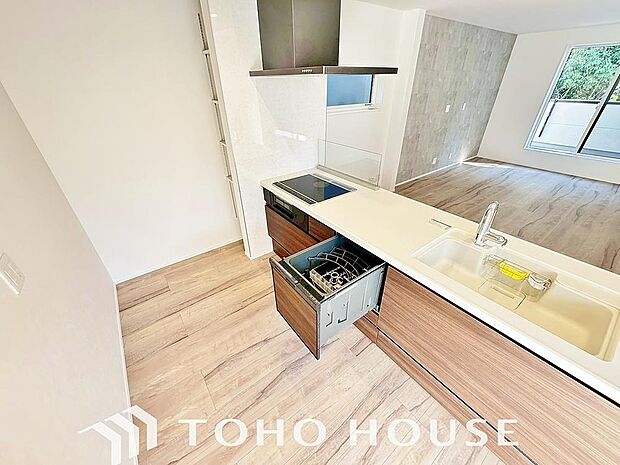 ビルトイン食洗機。高温のお湯や高圧水流を使うことにより汚れを効果的に落とすことができます。