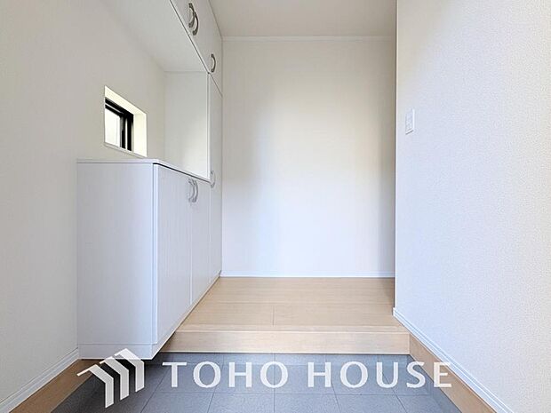 玄関そばの廊下収納。日用品のストックや防災グッズを置いたりと、何かと便利に使えます。