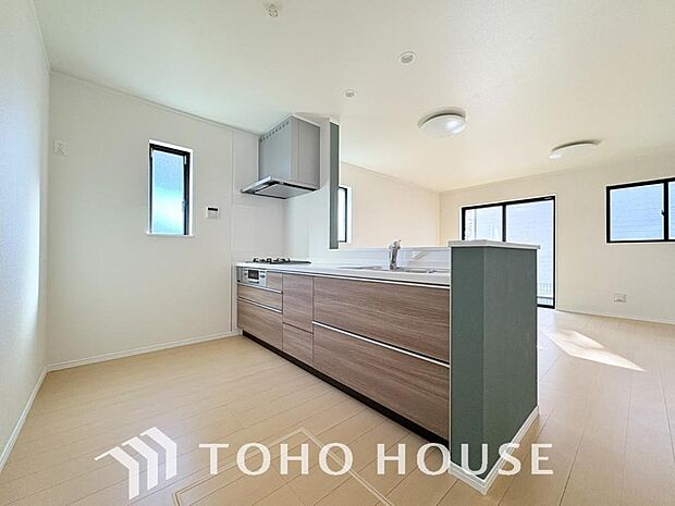 ご家族みんなで調理ができる位のスペースを実現したキッチン空間となっております。