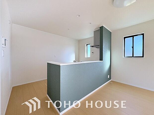 夫婦そろってキッチンに立っても調理がしやすく余裕の広さ。家事をしながら会話も弾みます。