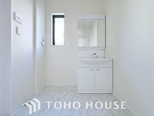 お家の中でも特にプライベートスペースとなる洗面所は、洗濯場所と浴室を同じ空間でまとめております。