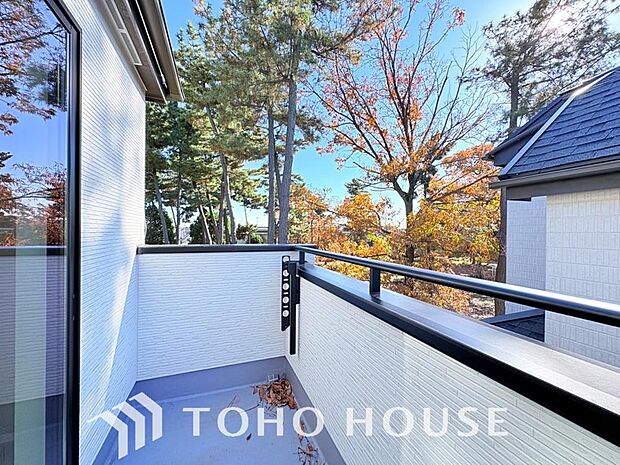 その豊かな眺望にふさわしい空間には、通風 採光にも優れ、心地よい光と風があふれています。