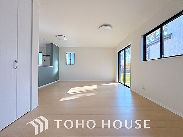 光が注がれる青い空から鮮やかに赤色にゆっくりと染まる。そんな優しい時間がここでは流れてゆく。