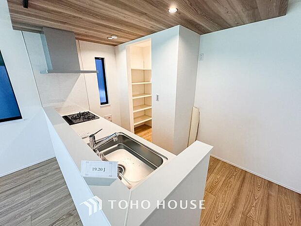 広々キッチンを採用。みんなで作った料理を召し上がりながらの会話は、どのような物になるのでしょうか。