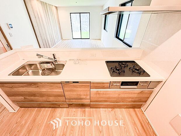 夫婦そろってキッチンに立っても調理がしやすく余裕の広さ。家事をしながら会話も弾みます。