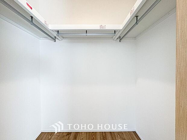 建物内部の収納には拘りました。共有部分に設けた収納。お荷物が多い方にも安心です。