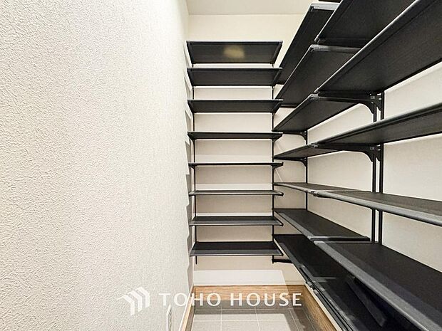 少しでも空いているスペースを収納にすることで、無駄のない空間を演出しております。