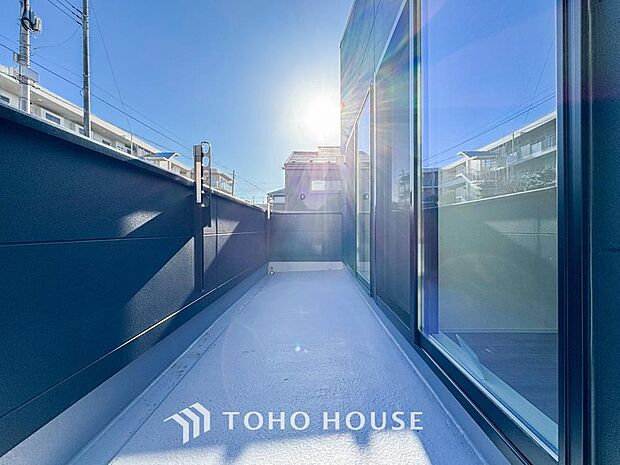 太陽に愛された邸は、陽当り、通風に優れた魅力的で快適さを追求した邸宅です。