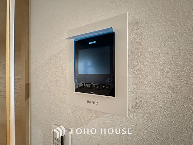 誰が来てもわかる様にモニター付きインターホンを設置。家事導線を考慮した個所に設置し、防犯性と利便性に優れ快適と安らぎを合わせた優しい設計。