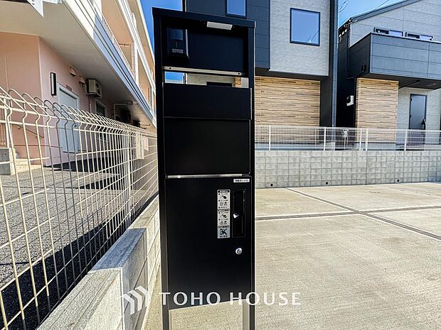 「宅配ボックス」留守中でも宅配便などの荷物が受け取れるため、昼間の宅配物の受け取りが困難な共働き世帯や、ネットショッピング等の通信販売をよく利用する人に需要が高い共用設備です。